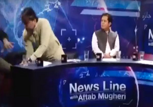 Πακιστάν: Επικό... ξύλο on air μεταξύ δημοσιογράφου και πολιτικού (vid)