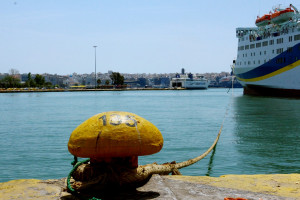 Ταλαιπωρία για 170 επιβάτες στο λιμάνι του Πειραιά - Μηχανική βλάβη στο Supercat