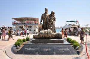 Το «άγνωστο» μνημείο σε μικρασιατικό λιμάνι για τους ανταλλαγέντες της Συνθήκης της Λωζάννης