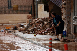 Φονικές πλημμύρες στη Μάνδρα: Ξεκίνησαν οι απολογίες - Ενώπιον του ανακριτή η Ρένα Δούρου