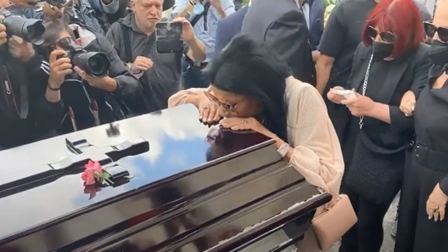 Η στιγμή που η Ζωζώ Σαπουντζάκη φιλάει το φέρετρο της Μάρθας Καραγιάννη και κλαίει (βίντεο)