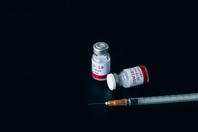 Εμβόλιο Moderna: Με διαφορά έξι εβδομάδων οι δύο δόσεις