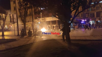 Επεισόδια και στη Θεσσαλονίκη: Μολότοφ και χημικά μετά την πορεία για τα Τέμπη