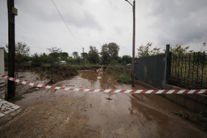 Η κακοκαιρία «Διομήδης» σαρώνει τη Βόρεια Εύβοια, υπερχείλισε ποταμός, έκλεισαν δρόμοι