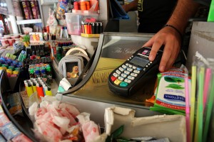 Μπλακ άουτ σε συναλλαγές με κάρτες και αναλήψεις από ΑΤΜ