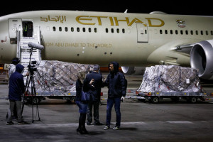 ΗΑΕ: Με συσκευή εντοπισμού στην καραντίνα όλοι οι επιβάτες διεθνών πτήσεων