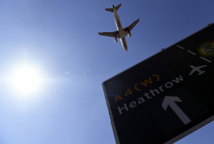 Ξανάρχισαν οι απογειώσεις από το αεροδρόμιο Χίθροου μετά το συναγερμό λόγω drone