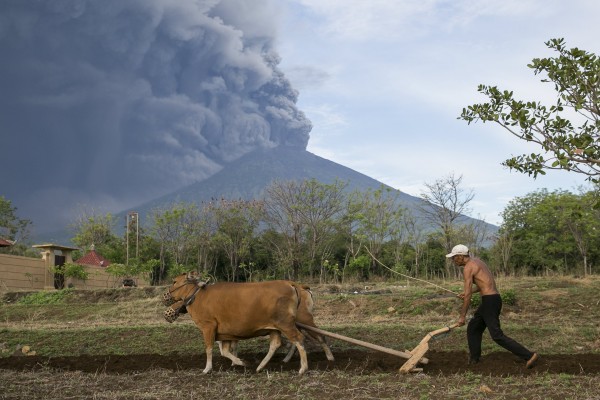 Ινδονησία: Δεκάδες πτήσεις ακυρώθηκαν στο Μπαλί εξαιτίας του ηφαιστείου Αγκούνγκ