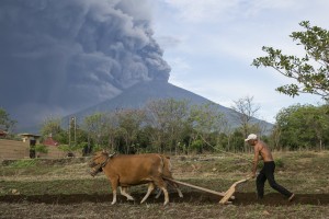 Ινδονησία: Δεκάδες πτήσεις ακυρώθηκαν στο Μπαλί εξαιτίας του ηφαιστείου Αγκούνγκ