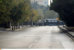 Θεσσαλονίκη: Αντιεξουσιαστές με κράνη και ρόπαλα στις φοιτητικές εστίες (video)