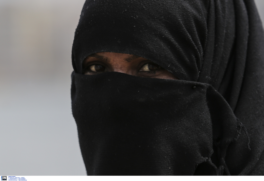 Ιράν: Αστυνομικοί χτυπούν γυναίκες με ρόπαλο γιατί δε φοράνε μαντίλα σε σταθμούς του μετρό