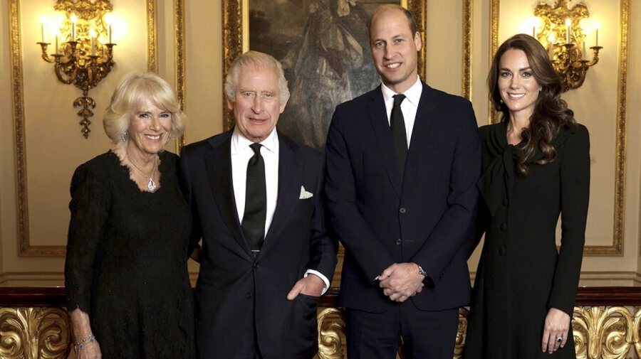 Βρετανία: Η πρώτη επίσημη φωτογραφία του βασιλιά Καρόλου με την Καμίλα, τον Ουίλιαμ και την Κέιτ