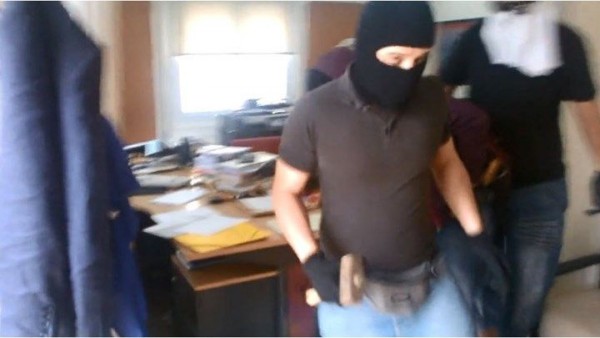 Συνελήφθη 19χρονο μέλος του Ρουβίκωνα για τους βανδαλισμούς σε συμβολαιογραφείο (vid)