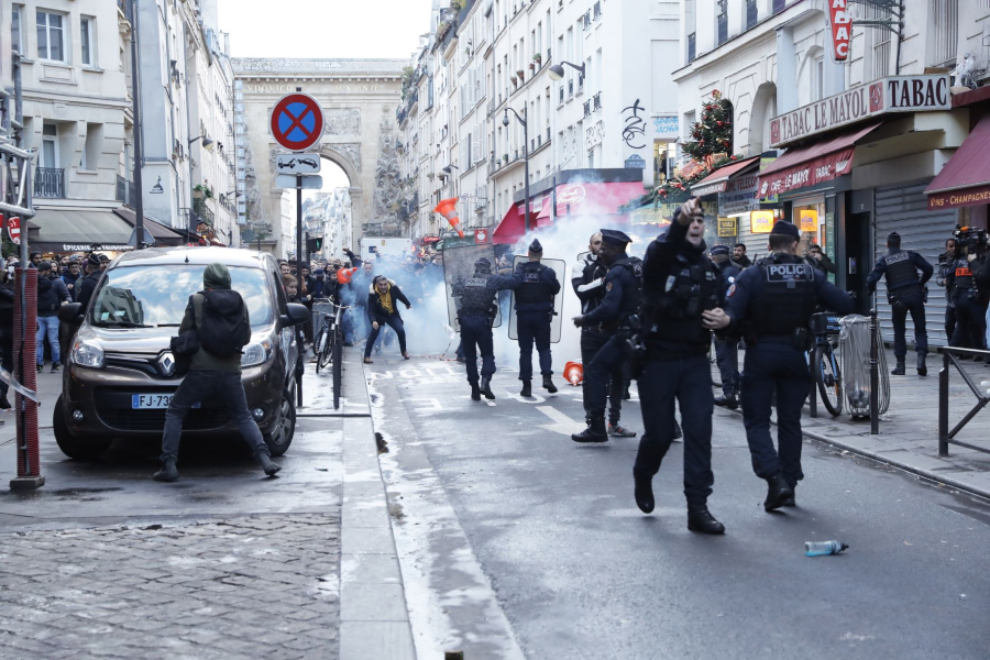 Εκτεταμένα επεισόδια στο Παρίσι, συγκρούσεις αστυνομίας με διαδηλωτές μετά την ένοπλη επίθεση
