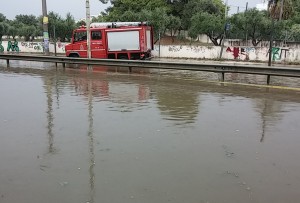 Ποτάμια οι δρόμοι της Θεσσαλονίκης από την νεροποντή