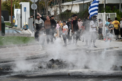 Συγκεντρώσεις Ρομά σε Μέγαρα και Ζευγολατιό, «έκλεισε» σε δύο σημεία η Αθηνών - Κορίνθου