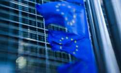 Η ΕΕ αναθεωρεί προς τα κάτω την πρόβλεψη για ανάπτυξη στην Ελλάδα