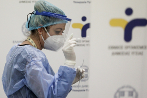 Κορονοϊός: «Μωβ περιοχές» και πιθανά νέα προνόμια για τον εμβολιασμό, στη Βουλή η αντιπαράθεση για τη διαχείριση της πανδημίας