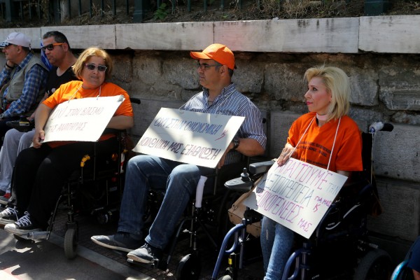 Το πλαφόν στις συντάξεις έφερε κατάργηση της προστασίας των αναπηρικών συντάξεων