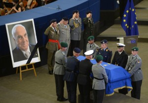 Η Ευρώπη αποτίνει ύστατο φόρο τιμής στον Χέλμουτ Κόλ