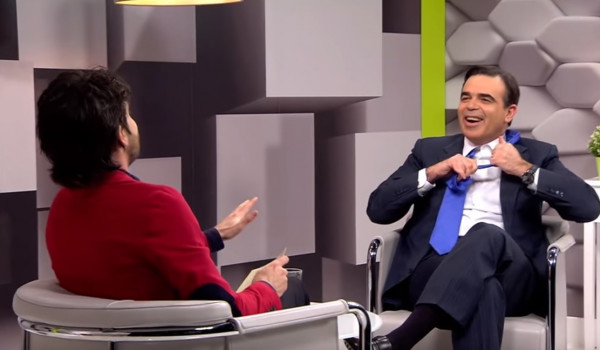 Πιο χαλαρές οι συνεντεύξεις στην Κομισιόν – ο Μαργαρίτης Σχοινάς βγάζει την γραβάτα (video)