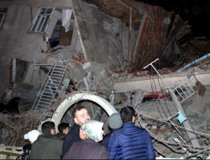 Μεγάλος σεισμός στην Τουρκία: Νεκροί και καταρρεύσεις κτιρίων