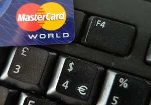 Φοροπαγίδα μέσω τεκμηρίων στήνει το ΥΠΟΙΚ με τις διατάξεις για το «πλαστικό» και το «ηλεκτρονικό» χρήμα