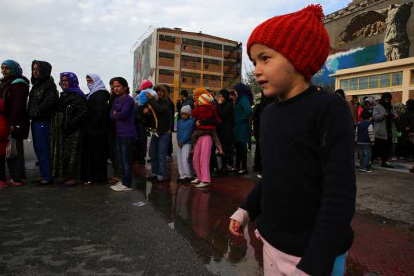 Πάνω από 2.500 πρόσφυγες παραμένουν στο λιμάνι του Πειραιά 