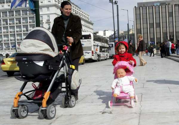 Eurostat: Οι Ελληνίδες γεννάνε λίγα παιδιά και σε μεγάλη ηλικία