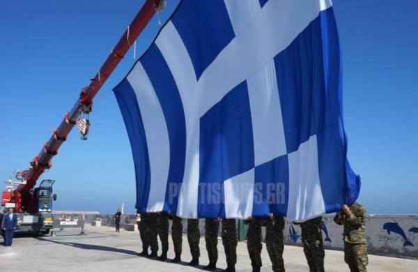 28η Οκτωβρίου στη Χίο: Ύψωσαν τεράστια σημαία 150 μέτρων (vid)