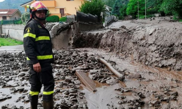 Ιταλία: Kατέρρευσε οδογέφυρα στην Σαβόνα λόγω της σφοδρής βροχόπτωσης (pics)