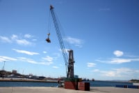 Συνεχίζεται η απεργία στο λιμάνι του Πειραιά - Το μεσημέρι η κηδεία του εργαζόμενου που τραυματίστηκε θανάσιμα από γερανογέφυρα