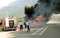 Τρόμος για 9 επιβάτες βαν στη Χαλκιδική, το όχημα τυλίχθηκε στις φλόγες