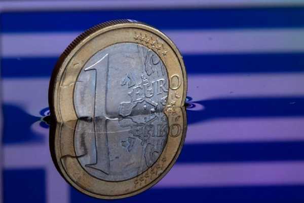 Οριακή πτώση σημειώνει σήμερα το ευρώ 
