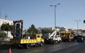 Ξεκίνησε το ξήλωμα παράνομων πινακίδων από τους δρόμους της Αθήνας