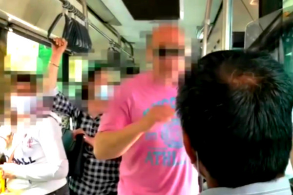 Σοκάρει η ρατσιστική επίθεση από οδηγό λεωφορείου σε μετανάστη: «Εδώ κάνω κουμάντο εγώ» (βίντεο)