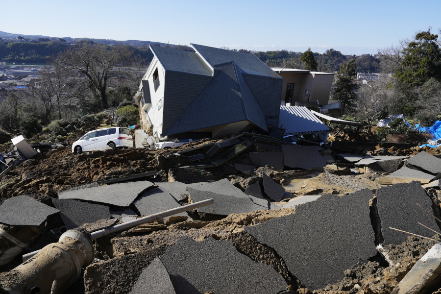 Μετρά τις «πληγές» της η Ιαπωνία: Στους 30 οι νεκροί από τον σεισμό - Αίρεται η προειδοποίηση για τσουνάμι
