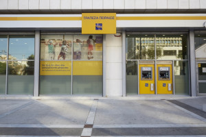 Τράπεζα Πειραιώς: Μέσω SMS ζήτησε συγγνώμη για την χρέωση των 5 ευρώ