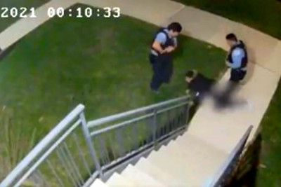 Οργή στις ΗΠΑ: Αστυνομικοί στο Σικάγο πυροβολούν έναν 22χρονο (βίντεο)