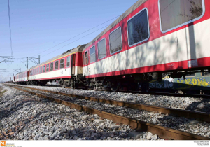 Λαμία: Ταξίδι της ταλαιπωρίας για 200 επιβάτες τρένου που πρώτα συγκρούστηκε με αγελάδα και μετά εκτροχιάστηκε