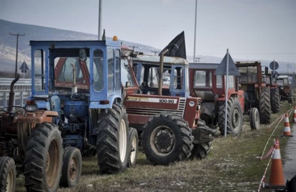 Φλώρινα: Παρέταξαν τα τρακτέρ τους στο κόμβο του Αντιγόνου οι αγρότες