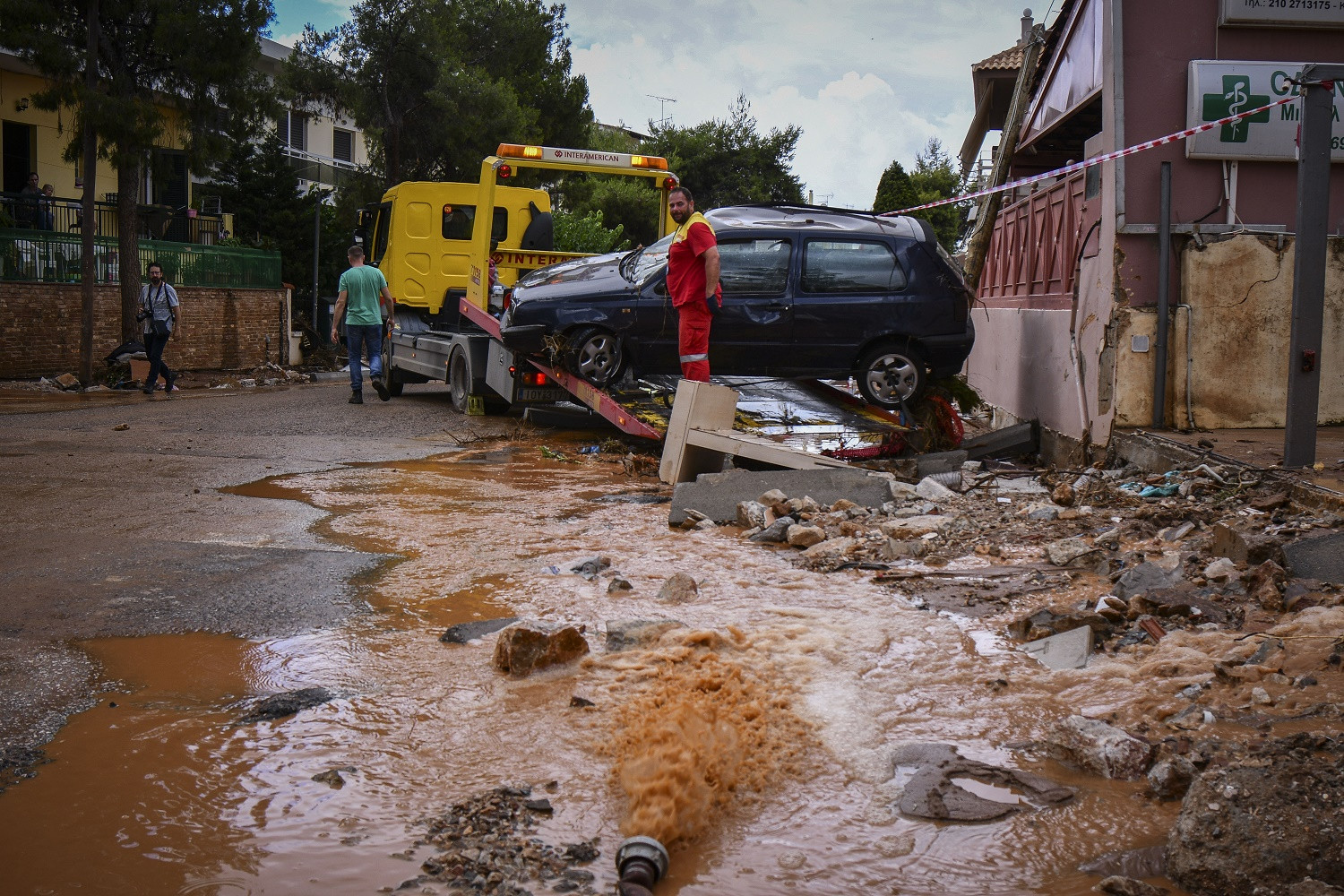 Μάνδρα 2020: Χωρίς αποζημίωση τρία χρόνια μετά, οι καταγγελίες των πλημμυροπαθών κι η διαμάχη που φώλιασε στην πόλη