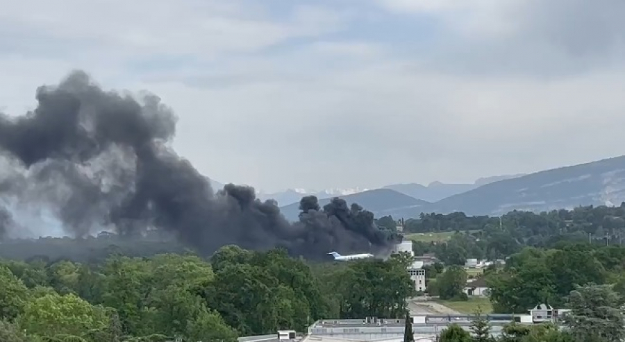 Μεγάλη φωτιά κοντά στο αεροδρόμιο της Γενεύης (βίντεο)