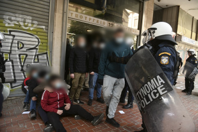 Δεκάδες συλλήψεις για την συμβολική κατάληψη κτιρίου του υπουργείου Πολιτισμού στην πλατεία Καρίτση