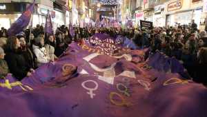Όχλος επιτέθηκε σε πορεία για την Ημέρα της Γυναίκας στην Κωνσταντινούπολη (video)