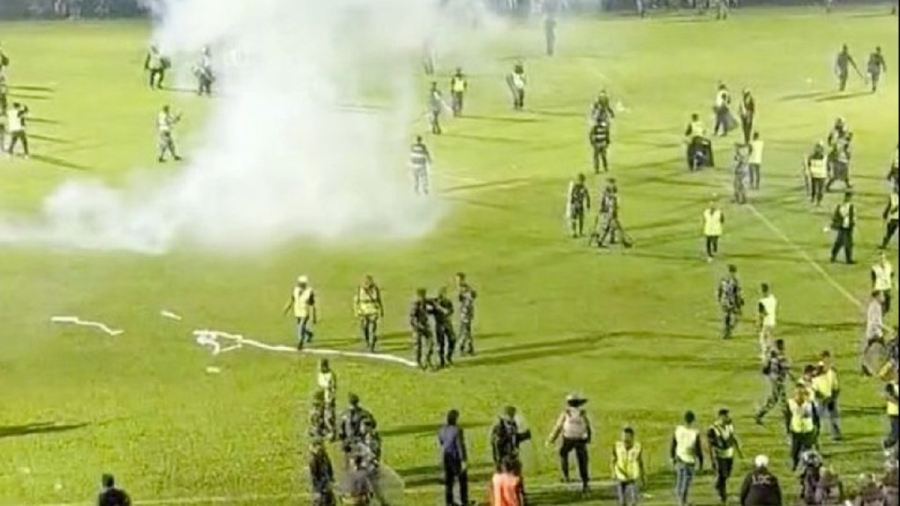 Τραγωδία σε ποδοσφαιρικό αγώνα στην Ινδονησία με τουλάχιστον 129 νεκρούς, ποδοπατήθηκαν οπαδοί και πέθαναν από ασφυξία