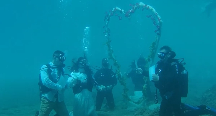 Παντρεύτηκαν κάτω από το...νερό: Ο πρώτος υποβρύχιος γάμος στην Ελλάδα (Βίντεο)