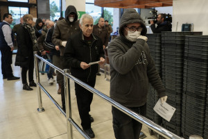 Κορονοϊός: Ουρές και αναμονή έξω από τα σούπερ μάρκετ - Σε ισχύ τα νέα μέτρα