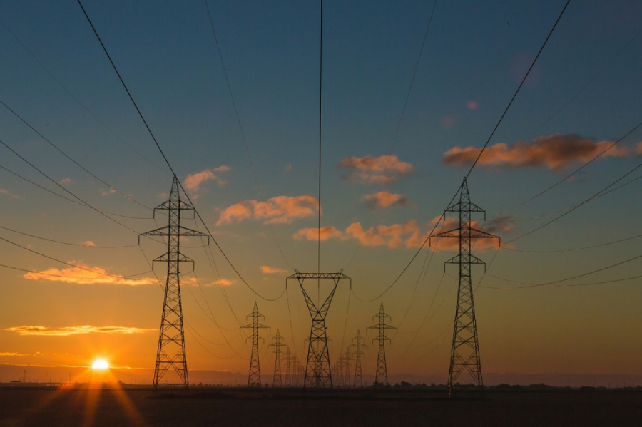 Νέο «ηλεκτροσόκ» στους λογαριασμούς ρεύματος, ποιοι θα πληρώσουν τις αυξήσεις στα τέλη χρήσης δικτύου