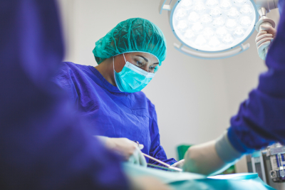 «Στο γύψο» τα δημόσια νοσοκομεία: Χωρίς ογκολόγο το ογκολογικό στην Καλαμάτα, χωρίς χειρουργεία η Σύρος